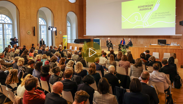 Blick in der Aula der Universität Mannheim während des Podiumsgesprächs mit dem ehemaligen Bundespräsidenten Joachim Gauck und Ministerpräsident Winfried Kretschmann im Rahmen der Tagung „Gemeinsam handeln – die Gesellschaft in der Transformation zusammenhalten“.