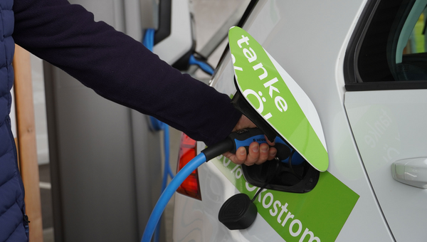 Ladekabel für ein E-Auto wird in das Fahrzeug gesteckt.