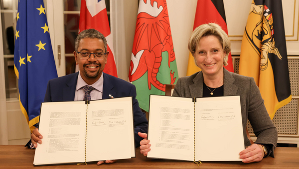 Wirtschaftsministerin Dr. Nicole Hoffmeister-Kraut (rechts) und der walisische Wirtschaftsminister Vaughan Gething (links) präsentieren die gemeinsame Erklärung zur Zusammenarbeit zwischen Baden-Württemberg und Wales.