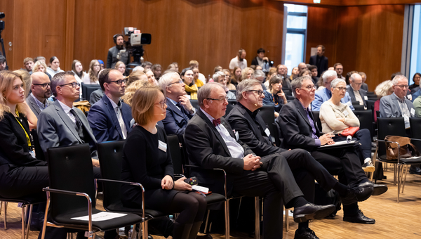 Saal mit Teilehmern der Demokratiekonferenz 2023