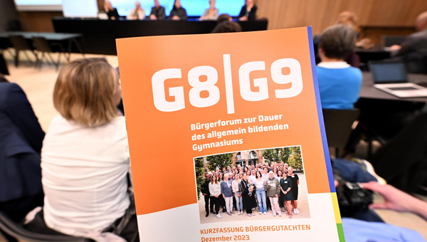 Eine Abbildung des Deckblatts der Kurzfassung des Bürgergutachtens zur Dauer des allgemein bildenden Gymnasiums während der Vorstellung in der Landespressekonferenz.