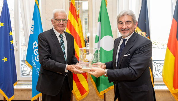 Ministerpräsident Winfried Kretschmann (links) und der lombardische Staatssekretär für internationale Angelegenheiten Raffaele Cattaneo (rechts)