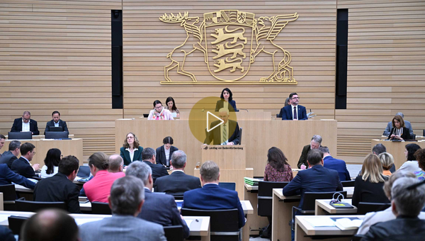 Ministerpräsident Winfried Kretschmann (Mitte) hält im Landtag von Baden-Württemberg eine Regierungserklärung zum Bildungspaket der Landesregierung.