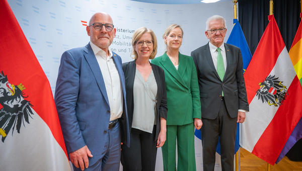 Ministerpräsident Winfried Kretschmann (rechts), Umweltministerin Thekla Walker (zweite von rechts) und Verkehrsminister Winfried Hermann (links) zusammen mit der österreichischen Bundesministerin für Klimaschutz, Umwelt, Energie, Mobilität, Innovation und Technologie, Leonore Gewessler (zweite von links)