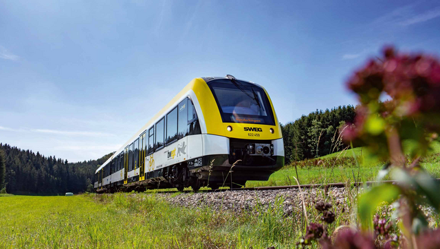 Ein fahrender Regionalzug