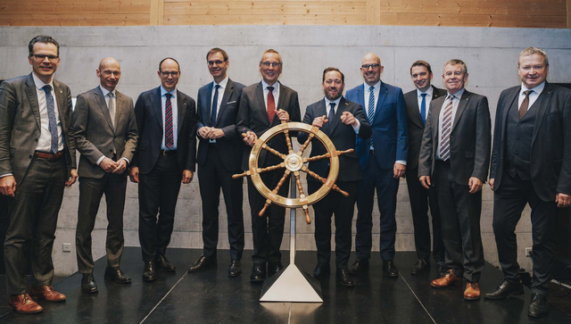 Gruppenbild bei der Regierungschefkonfererenz der Internationalen Bodensee-Konferenz: Europastaatssekretär Florian Hassler (5. von rechts) übernimmt für die Landesregierung symbolisch das Steuerrad der Internationalen Bodensee-Konferenz