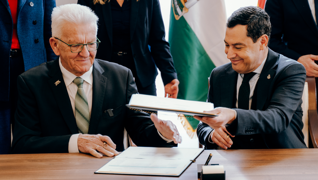 Ministerpräsident Winfried Kretschmann (links) und Andalusiens Regionalpräsident Juan Manuel Moreno Bonilla (rechts) unterzeichnen einen gemeinsamen Aktionsplan zur Zusammenarbeit in Klimaschutz und Energiesicherheit.