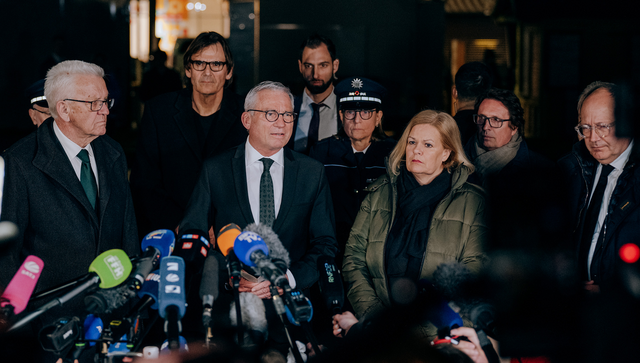 von links nach rechts: Ministerpräsident Winfried Kretschmann, Innenminister Thomas Strobl, Bundesinnenministerin Nancy Faeser und der Mannheimer Oberbürgermeister Christian Specht