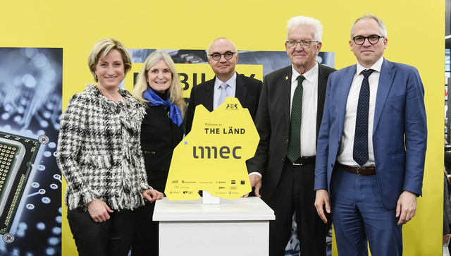 von links nach rechts: Wirtschaftsministerin Dr. Nicole Hoffmeister-Kraut, Kerstin Jorna (Europäische Kommission), Luc Van den hove (Präsident und CEO von imec), Ministerpräsident Winfried Kretschmann und der flämische Ministerpräsident Matthias Diependaele bei der Bekanntgabe des Ansiedlungsprojekts