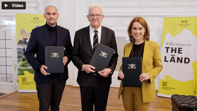 stehend von links nach rechts: Finanzminister Dr. Danyal Bayaz, Ministerpräsident Winfried Kretschmann und Wissenschaftsministerin Petra Olschowski mit den Urkunden nach der Unterzeichnung der Hochschulfinanzierungsvereinbarung III