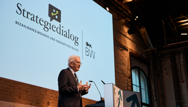Ministerpräsident Winfried Kretschmann auf der dritten Jahresveranstaltung des Strategiedialog „Bezahlbares Wohnen und innovatives Bauen“