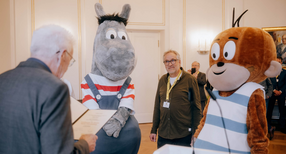 Ministerpr&auml;sident Winfried Kretschmann (links) verliest die Urkunde zur Ernennung von &Auml;ffle & Pferdle als Dialektbotschafter des Landes.