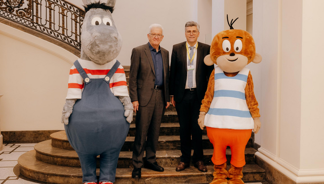 Ministerpr&auml;sident Winfried Kretschmann und Landrat Dr. Martin Kistler, Vorsitzender des Dachverbandes der Dialekte Baden-W&uuml;rttemberg, mit &Auml;ffle und Pferdle