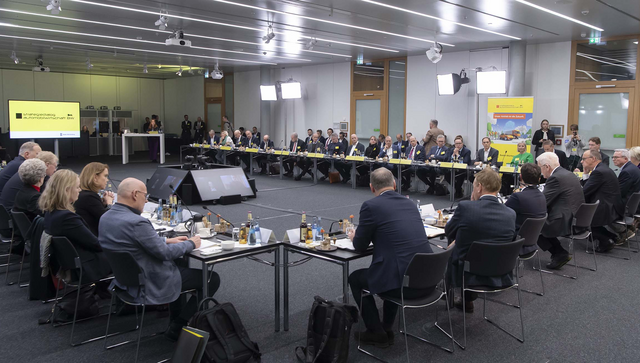 Blick in den Konferenzraum w&auml;hrend des Top-Level-Meetings des Strategiedialogs Automobilwirtschaft BW