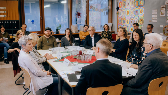 Gespr&auml;chsrunde mit Ministerpr&auml;sident Winfried Kretschmann (rechts) am 26. November 2025 an der Wilhelmsschule in Stuttgart-Wangen, an der ein Pilotprojekt der Familiengrundschulzentren eingerichtet wird.