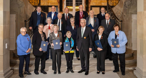 Gruppenbild: Ministerpr&auml;sident Winfried Kretschmann (vorne, Dritter von rechts) mit den Ordenstr&auml;gerinnen und -tr&auml;gern