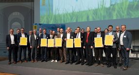 Ministerin Thekla Walker (vierte von rechts, vordere Reihe) mit Vertreterinnen und Vertretern der Zuwendungsempf&auml;nger bei der &Uuml;bergabe der Vertr&auml;ge f&uuml;r das Landesf&ouml;rderprogramm f&uuml;r Elektrolyseure (ELY)