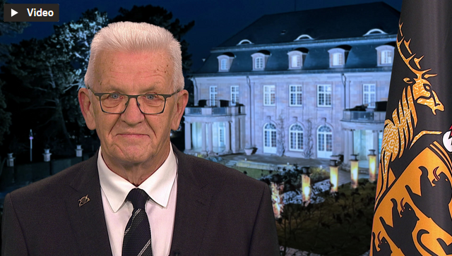 Ministerpr&auml;sident Winfried Kretschmann bei seiner Ansprache zum Jahreswechsel 2025/2026, im Hintergrund die Villa Reitzenstein, rechts im Bild die Baden-W&uuml;rttemberg-Fahne.