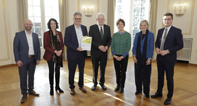 Ministerpr&auml;sident Winfried Kretschmann (Mitte) mit den Mitgliedern des Normenkontrollrats Baden-W&uuml;rttemberg