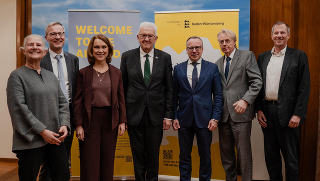 von links nach rechts: Prof. Dr. Karla Pollmann (Rektorin der Universit&auml;t T&uuml;bingen), Prof. Dr. Peter Middendorf (Rektor der Universit&auml;t Stuttgart), Wissenschaftsministerin Petra Olschowski, Ministerpr&auml;sident Winfried Kretschmann, Prof. Dr. Gunther Friedl (Gesch&auml;ftsf&uuml;hrer der Dieter Schwarz Stiftung), Prof. Dr. Jan S. Hesthaven (Pr&auml;sident des KIT) und Prof. Dr. Oliver Kraft (Vizepr&auml;sident Forschung, Lehre und Akademische Angelegenheiten des KIT).