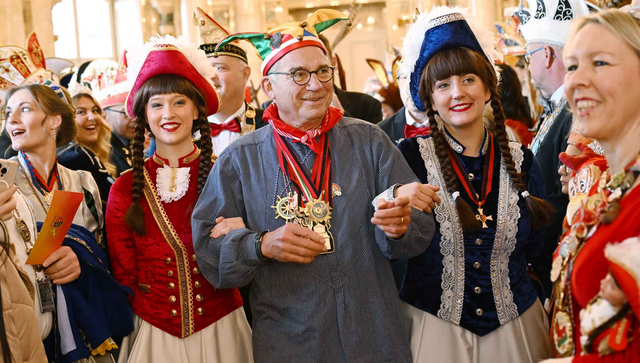 Innenminister Thomas Strobl (Mitte) in Begleitung von zwei Gardem&auml;dchen