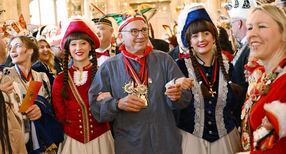 Innenminister Thomas Strobl (Mitte) in Begleitung von zwei Gardem&auml;dchen