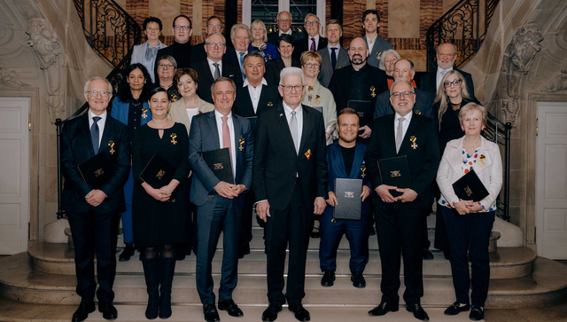 Gruppenbild mit Ministerpr&auml;sident Winfried Kretschmann (vorne, Mitte) und den Ordenspr&auml;tendentinnen und Ordenspr&auml;tendenten