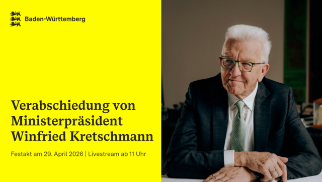 Links eine gelbe Fl&auml;che mit dem Landeswappen von Baden-W&uuml;rttemberg und schwarzer Schrift: &bdquo;Verabschiedung von Ministerpr&auml;sident Winfried Kretschmann. Live ab 11 Uhr.&ldquo; Rechts sitzt Winfried Kretschmann an einem Tisch, er tr&auml;gt einen dunklen Anzug, ein wei&szlig;es Hemd und eine gemusterte Krawatte.