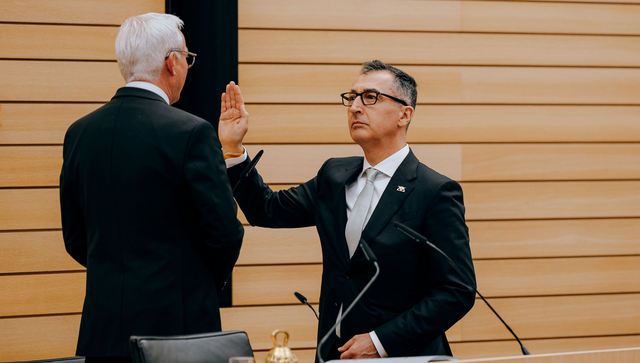 Landtagspr&auml;sident Thomas Strobl (links) und Cem &Ouml;zdemir (rechts) bei dessen Vereidigung als Ministerpr&auml;sident von Baden-W&uuml;rttemberg