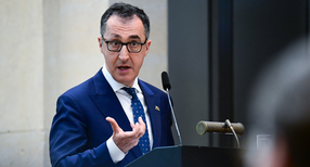 Ministerpr&auml;sident Cem &Ouml;zdemir spricht bei der Veranstaltung &bdquo;Staatsmodernisierung mit Wirkung&ldquo; in Berlin.
