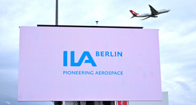 Auf einer Tafel steht "Ila Berlin Pioneering Aerospace" vor der Er&ouml;ffnung der Internationalen Luft- und Raumfahrtausstellung auf dem Berlin-ExpoCenter-Airport-Areal.