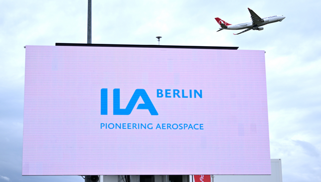 Auf einer Tafel steht "Ila Berlin Pioneering Aerospace" vor der Er&ouml;ffnung der Internationalen Luft- und Raumfahrtausstellung auf dem Berlin-ExpoCenter-Airport-Areal.