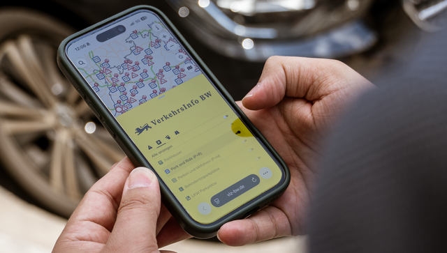 Ein Handy, auf dem VerkehrsInfo BW ge&ouml;ffnet ist.