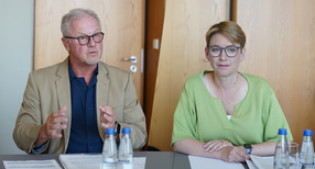 Finanzstaatssekret&auml;rin Andrea Lindlohr (rechts) mit Oberfinanzpr&auml;sident Bernd Kraft (links) w&auml;hrend der Vorstellung der Bilanz der Steuerverwaltung 2025