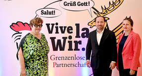 von links nach rechts: Brigitte Torloting (Vize-Pr&auml;sidentin der Region Grand Est), Staatssekret&auml;r Florian Ha&szlig;ler und Caroline Krajka (Generalkonsulin Frankreichs in Stuttgart und Leiterin der Au&szlig;enstelle des Institut fran&ccedil;ais)