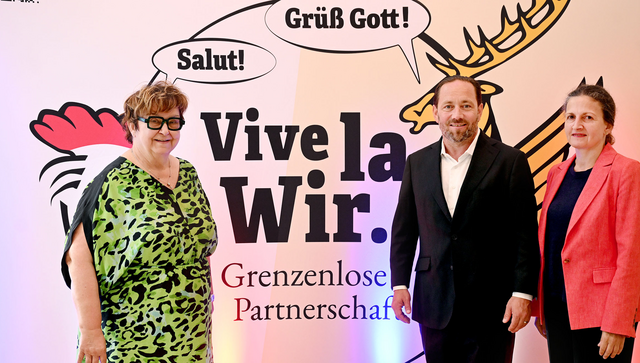 von links nach rechts: Brigitte Torloting (Vize-Pr&auml;sidentin der Region Grand Est), Staatssekret&auml;r Florian Ha&szlig;ler und Caroline Krajka (Generalkonsulin Frankreichs in Stuttgart und Leiterin der Au&szlig;enstelle des Institut fran&ccedil;ais)