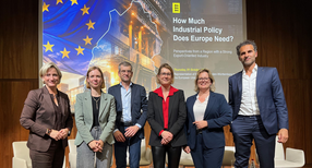 Bei der Paneldiskussion &bdquo;Wie viel Industriepolitik braucht Europa?&ldquo; in der Landesvertretung Baden-W&uuml;rttemberg hat sich die Wirtschaftsministerin Dr. Nicole Hoffmeister-Kraut (links) mit Anna Cavazzini, Estelle G&ouml;ger, Freya Lemcke und Daniele Pontarollo ausgetauscht.