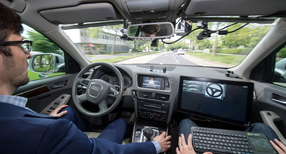 Ein selbstfahrendes Auto des Forschungszentrumes Informatik f&auml;hrt w&auml;hrend der Er&ouml;ffnung des "Testfelds Autonomes Fahren" in Karlsruhe mit zwei Entwicklern autonom im Stra&szlig;enverkehr. (Foto: &copy; dpa)