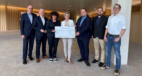 Wirtschaftsministerin Dr. Nicole Hoffmeister-Kraut (Mitte) bei der Bescheid&uuml;bergabe