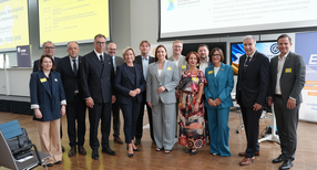 Ein Gruppenbild mit einer Delegation aus Lwiw und der Ministerin