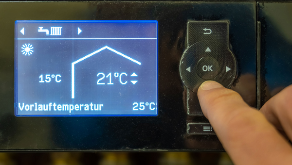 Das Display eines Heizkessels mit den Einstellungen für Außen-, Innen und Vorlauftemperatur.