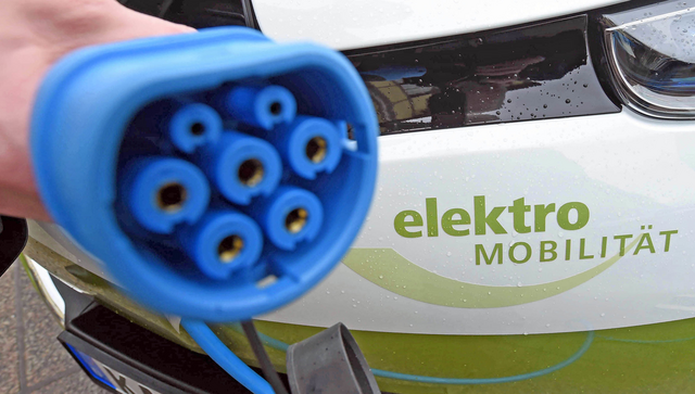 Der Ladestecker eines elektrisch betriebenen Renault ZOE (Bild:© dpa)