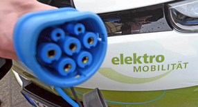 Der Ladestecker eines elektrisch betriebenen Renault ZOE (Bild:&copy; dpa)