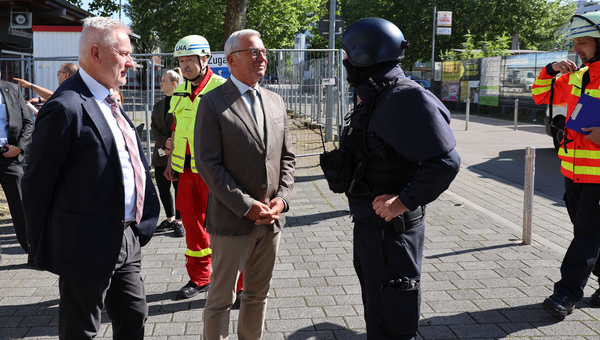 Minister Thomas Strobl bei der Polizeiübung vor der MHP-Arena in Stuttgart