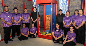 Gruppenbild Pou der Hinematioro mit Māori