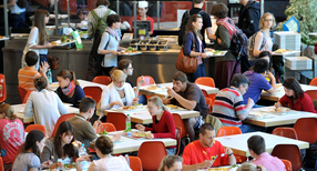Studenten nehmen in einer Mensa ihr Mittagessen ein (Foto: &copy; dpa).