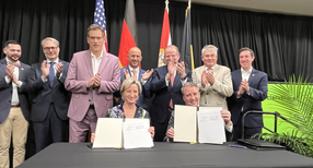 Wirtschaftsministerin Dr. Nicole Hoffmeister-Kraut (vorne links) und Floridas Wirtschaftsminister J. Alex Kelly (vorne rechts) bei der Unterzeichnung der Vereinbarung