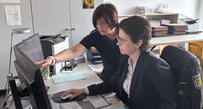 Wachtmeisterin bei der Staatsanwaltschaft Heidelberg Elke Mekdarasouk (links) und Ministerin der Justiz und für Migration Marion Gentges (rechts)
