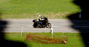 Ein Motorradfahrer f&auml;hrt auf einer Landstra&szlig;e. (Bild: dpa)
