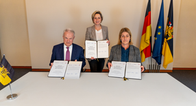 Herr Peter S. Krause, Frau Ministerin Dr. Nicole Hoffmeister-Kraut und Frau Barbara Resch bei der Unterzeichnung der gemeinsamen Erkl&auml;rung